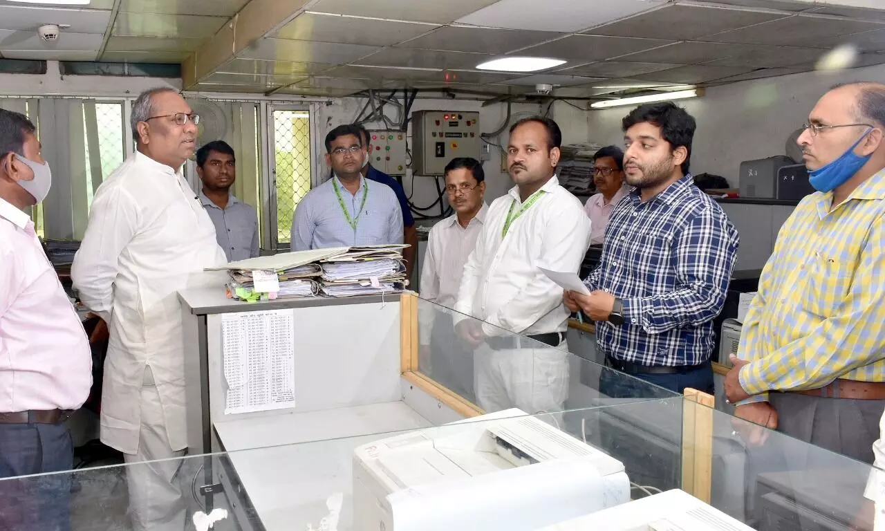 Cabinet Minister Sanjay Kumar Nishad made surprise inspection of fisheries department office