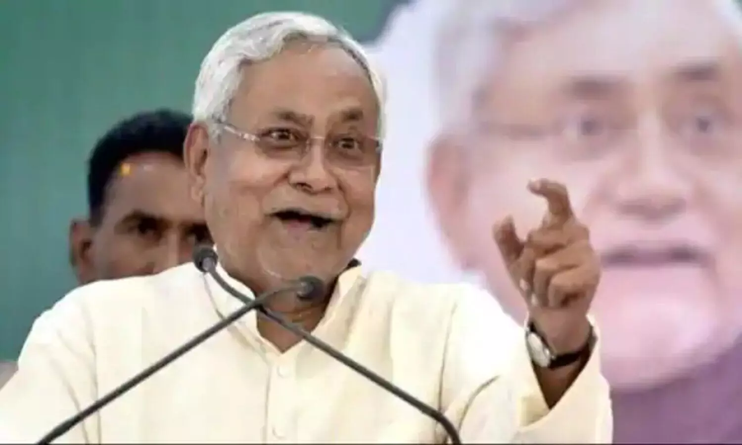 Bihar Politics: बिहार में RJD की इफ्तार पार्टी से सियासी हलचल तेज, तेजस्वी के बुलावे पर पैदल पहुंचे CM नीतीश