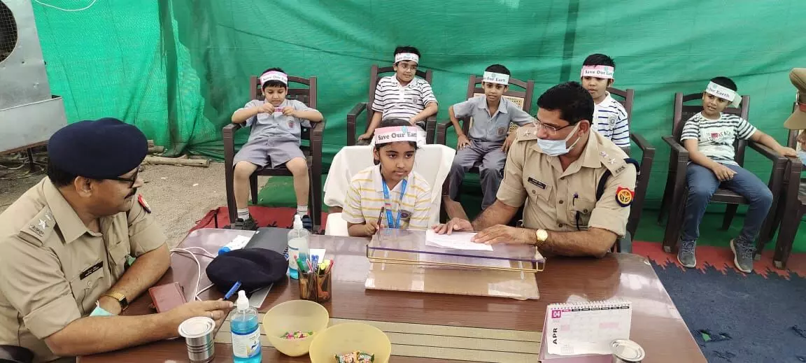Jhansi News Little girl become SSP for one day and Listened 42 complaints