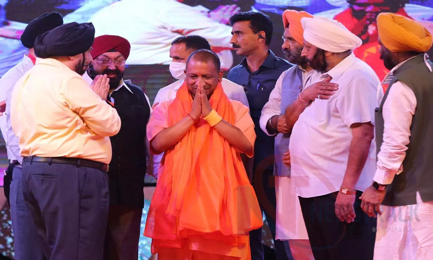 Guru Tegh Bahadur 400 Prakash Utsav: CM Yogi Adityanath greeting people at the cultural fair : Photo- Ashutosh Tripathi- Newstrack