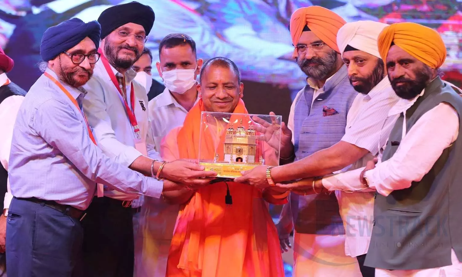 Guru Tegh Bahadur 400 Prakash Utsav: People of the Sikh community honoring CM Yogi Adityanath at the Samhyacharan Mela: Photo- Ashutosh Tripathi- Newstrack
