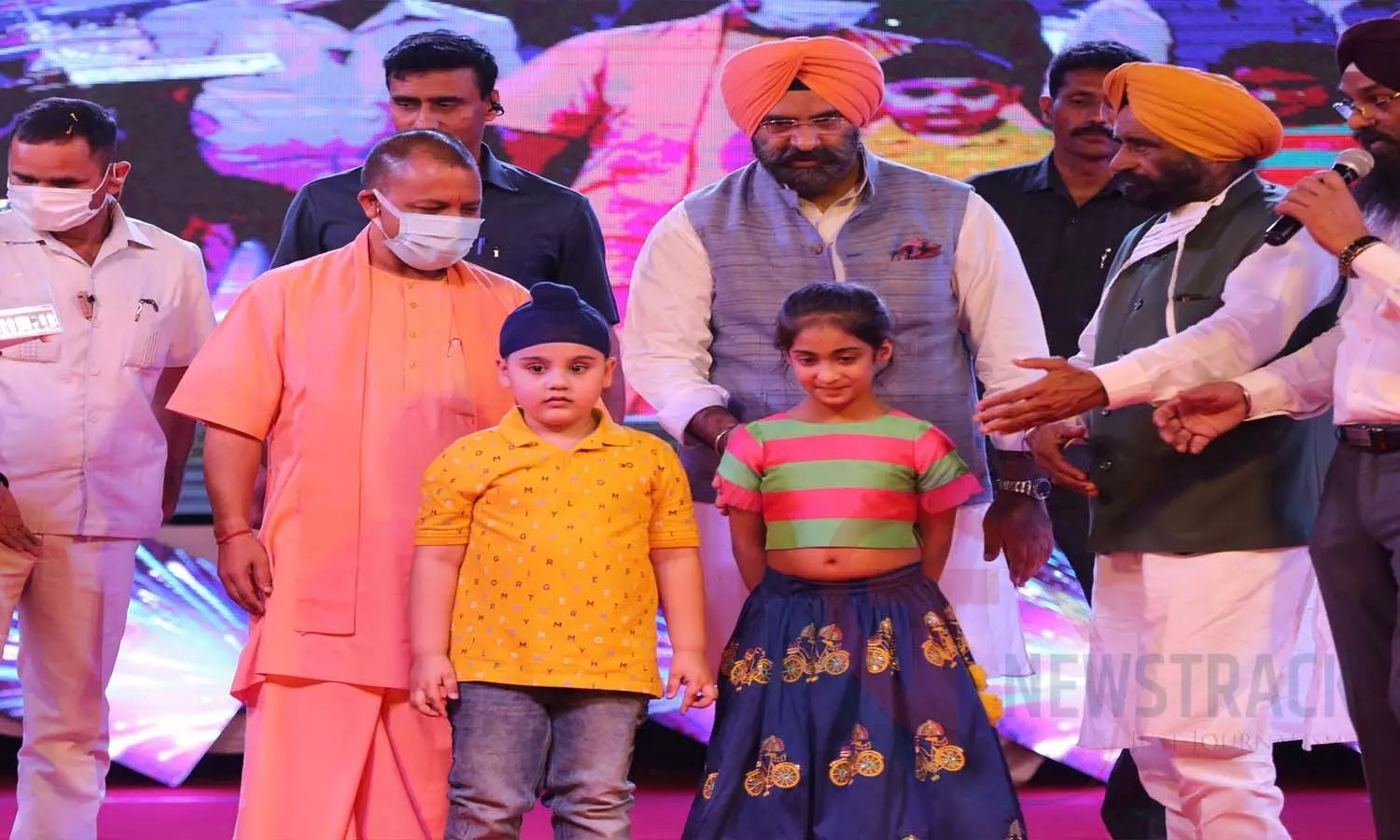 Guru Tegh Bahadur 400 Prakash Utsav: CM Yogi Adityanath with children at the cultural fair : Photo- Ashutosh Tripathi- Newstrack