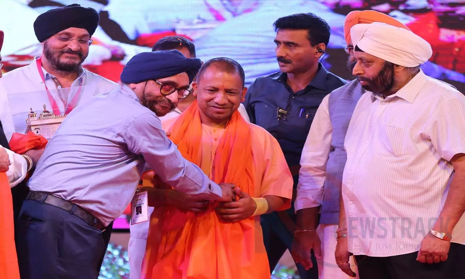 Guru Tegh Bahadur 400 Prakash Utsav: People of the Sikh community honoring CM Yogi Adityanath at the Samhyacharan Mela: Photo- Ashutosh Tripathi- Newstrack
