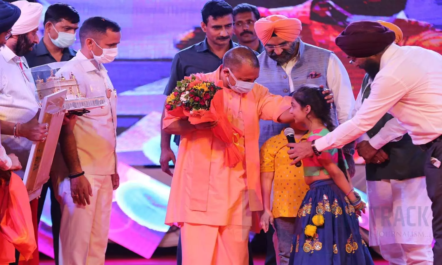 Guru Tegh Bahadur 400 Prakash Utsav: CM Yogi Adityanath loving children at the cultural fair : Photo- Ashutosh Tripathi- Newstrack