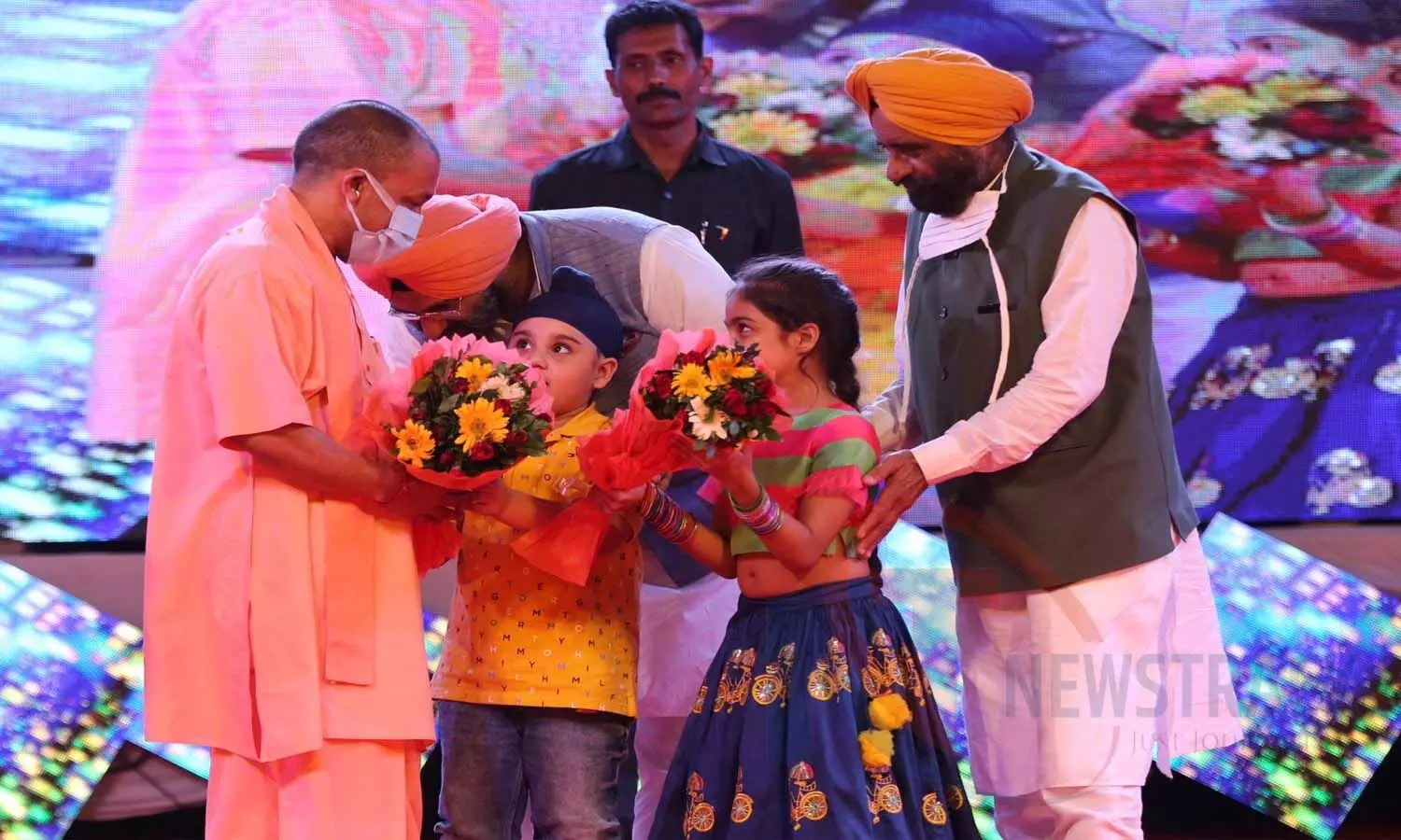 Guru Tegh Bahadur 400 Prakash Utsav: Children presented a bouquet to CM Yogi Adityanath at the cultural fair : Photo- Ashutosh Tripathi- Newstrack