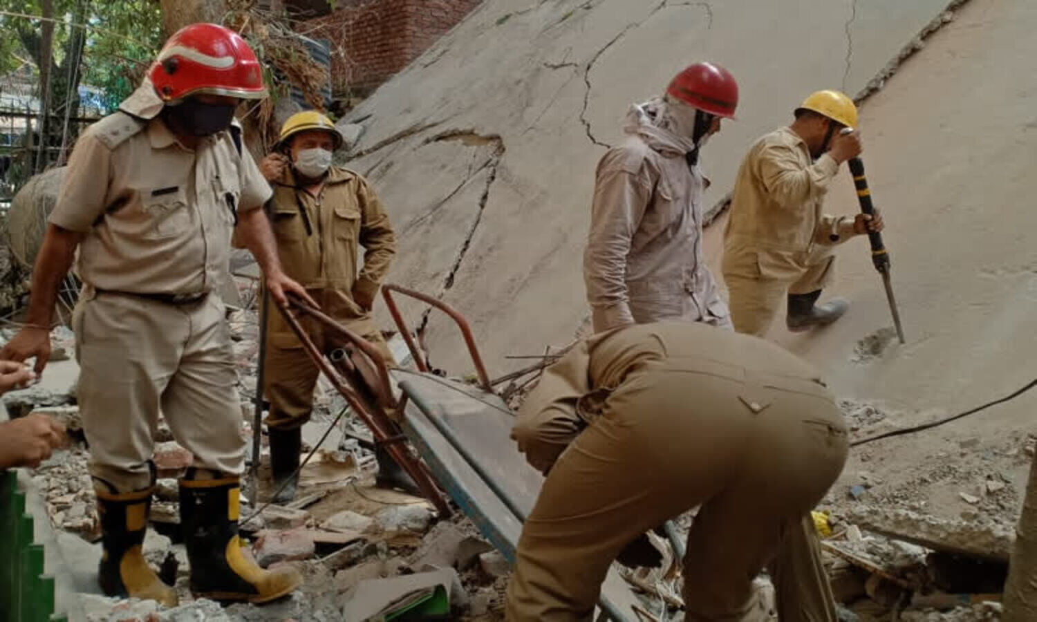 Delhi-building-collapse-near-Satya-Niketan-two-died-five-laborers-feared-trapped  | Delhi building collapse: सत्य निकेतन बिल्डिंग के पास 3 मंजिला इमारत गिरी,  दो की मौत, 5 के दबे होने की आशंका ...