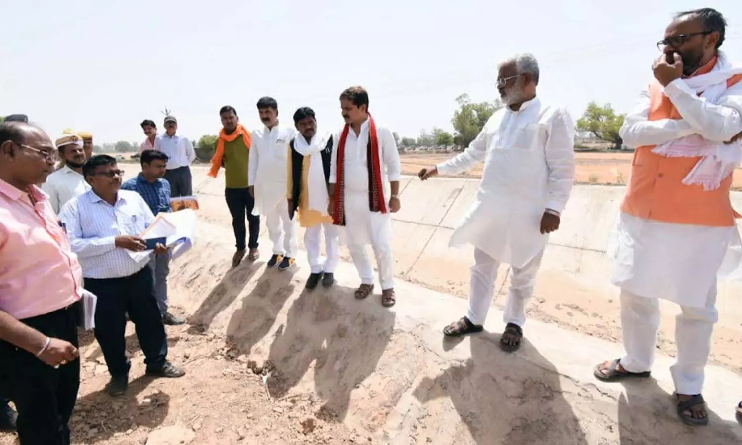 Sonbhadra: Jal Shakti Minister Swatantra Dev Singh furious over the flaws in the works of Son Pump Canal