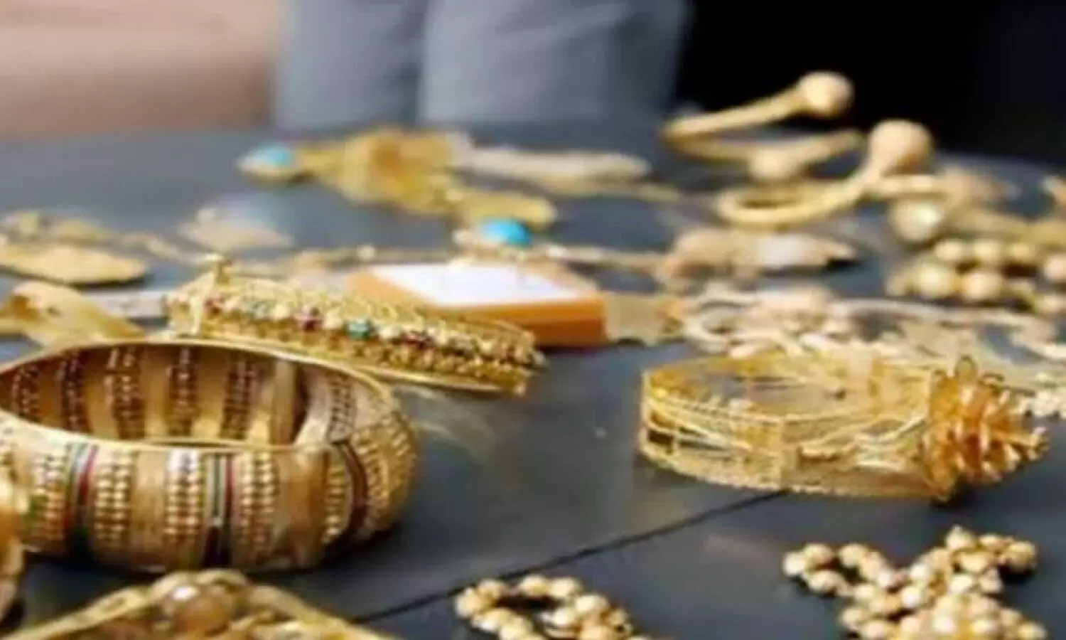 One lakh jewelery stolen