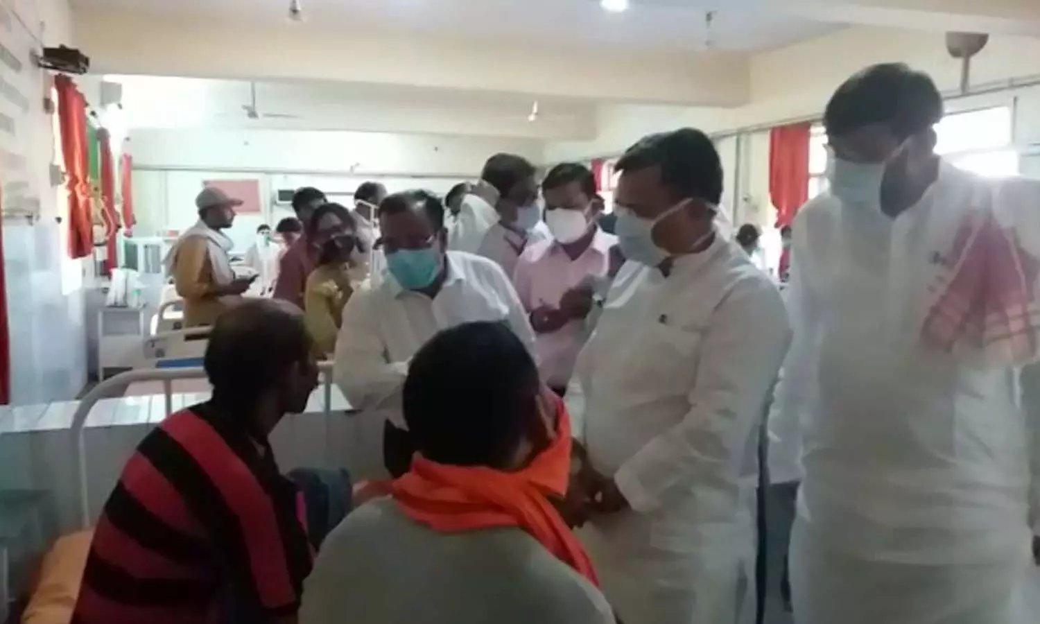 Cabinet Minister Jaiveer Singh reached Banda, did a surprise inspection of the district hospital