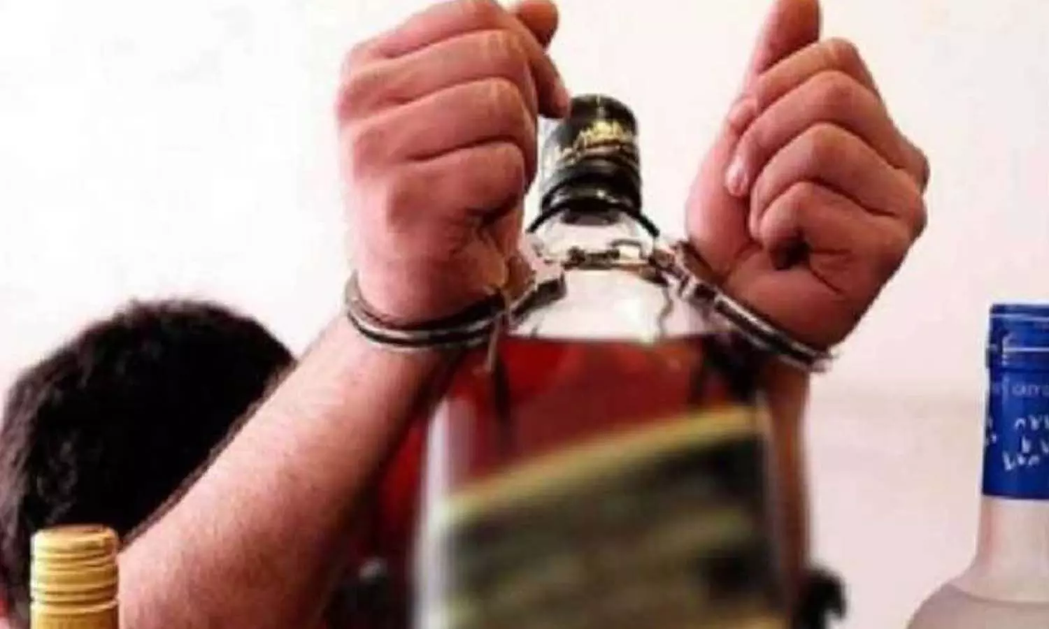 Sonbhadra: Father, son salesman of liquor shop, was running illegal liquor factory, eight arrested in police raid