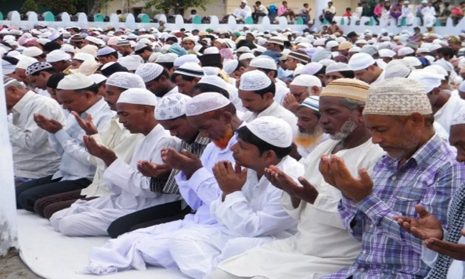 people offering eid prayer