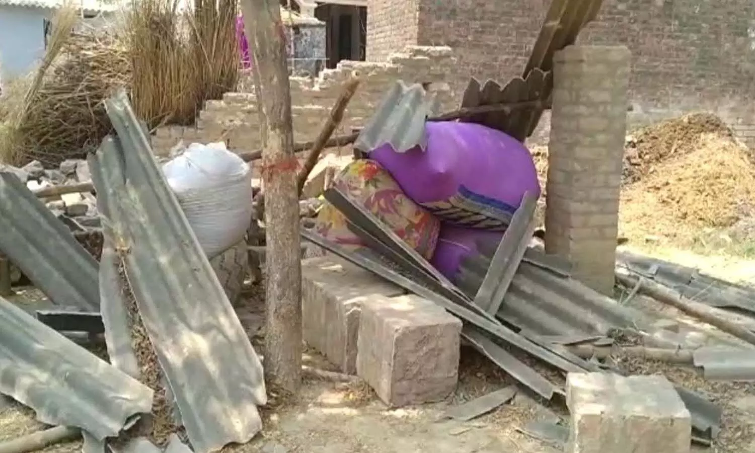 Amethi Tractor Accident News: Uncontrolled tractor collides with wall, middle-aged dies after being buried in debris