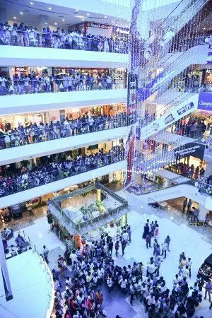 girl died in aligarh shopping mall after falling fourth floor