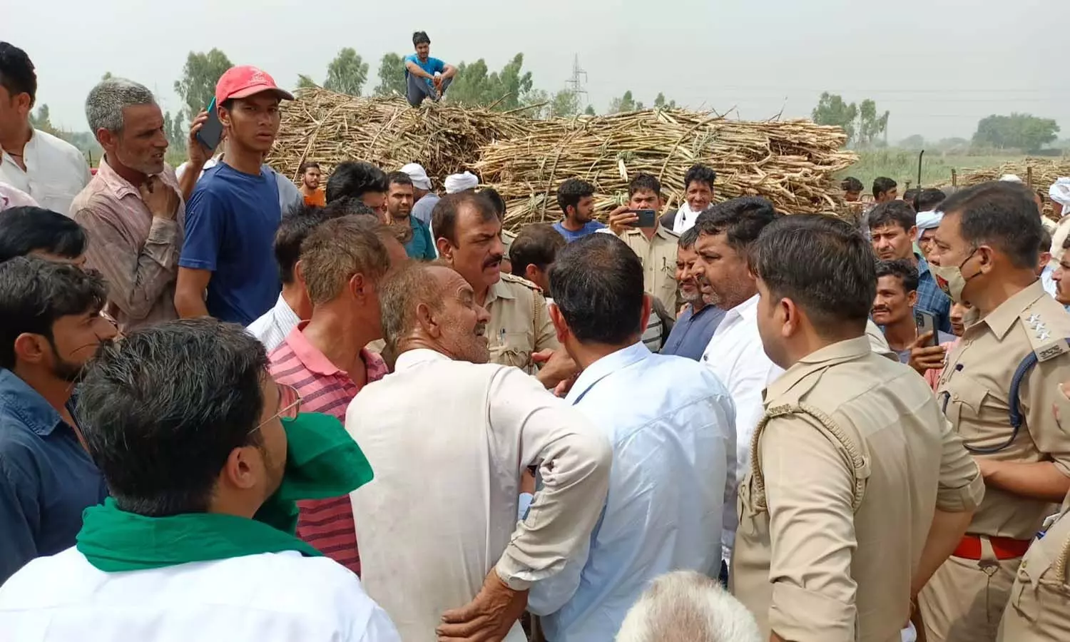 Baghpat News: गन्ना नहीं तौलने के विरोध में किसानों ने किया हाईवे जाम, तौल लिपिक पर पांच परसेंट एक्स्ट्रा गन्ना लेने का आरोप