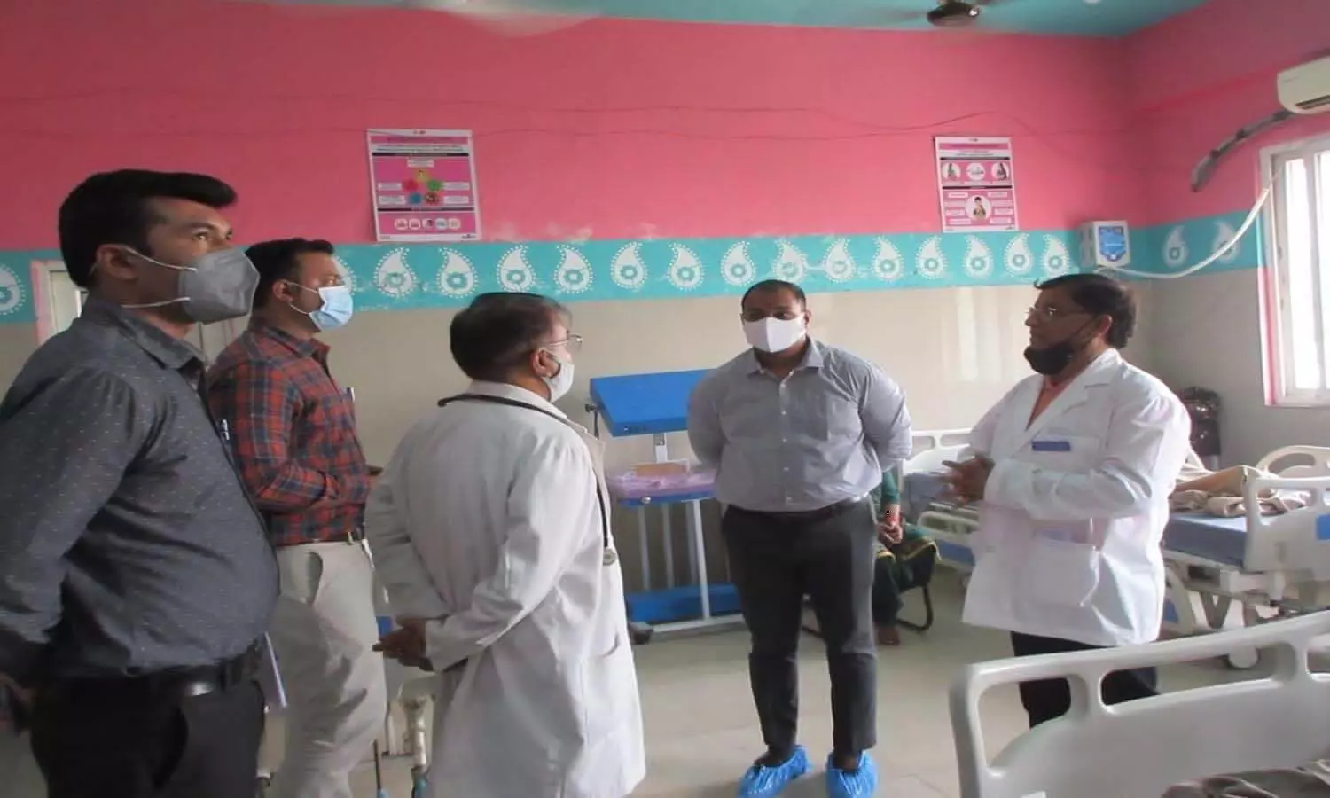 DM inspected the district hospital in Baghpat, expressed displeasure on seeing the filth