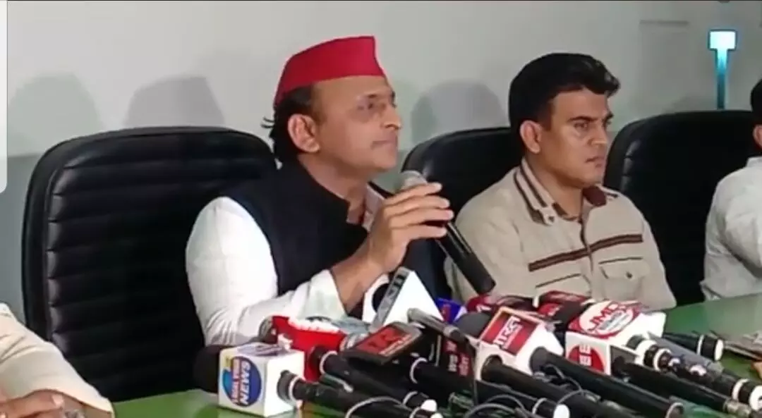 akhilesh yadav raised questions on law and order of up says girls raping in police station