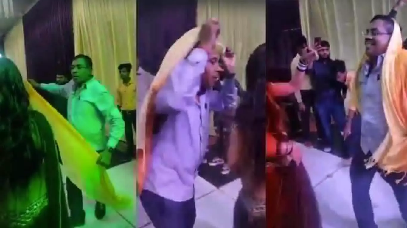 JE dancing with bar girls in Prayagraj Video Viral