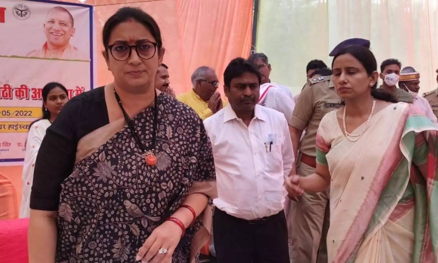 Smriti reached Amethi for the first time after the UP elections, solved the problems of the people by installing a chaupal