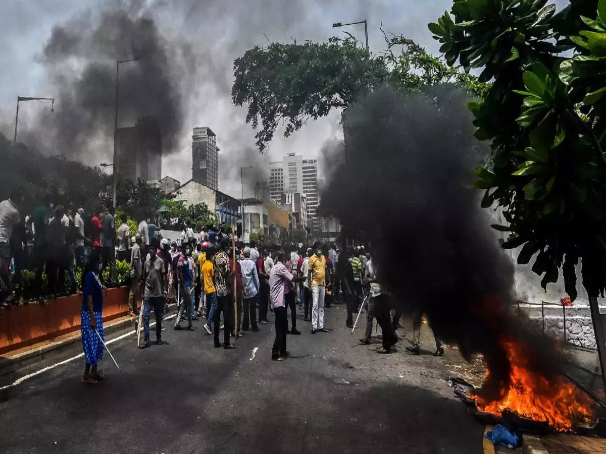 sri lanka economic crisis ruling party mp dies clashes protest violence mahinda rajapaksa resign