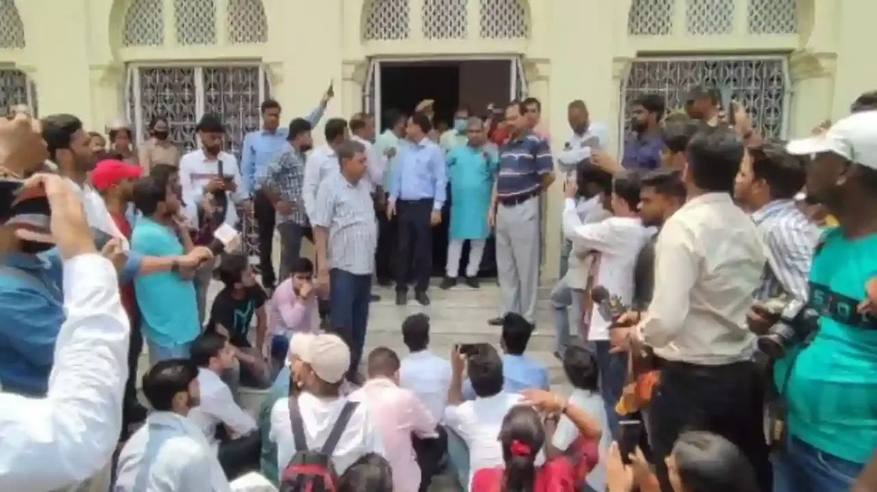 ABVP students protest against professor in Lucknow University for inciting religious sentiments | Lucknow: LU में प्रोफेसर के खिलाफ AVBP के छात्रों का प्रदर्शन, धार्मिक भावनाएं आहत करने का ...