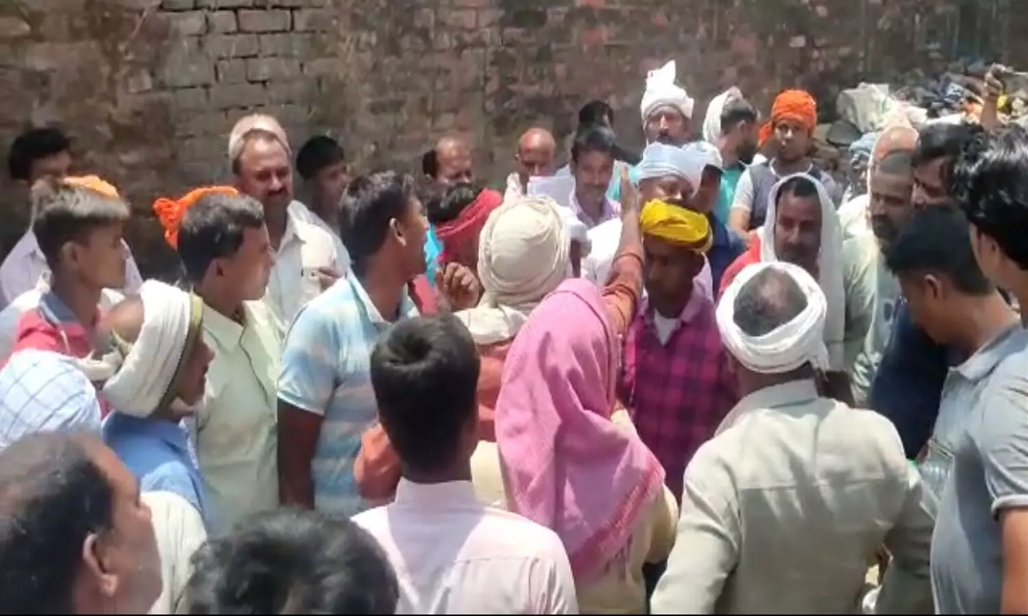 Sant Kabir Nagar: कोर्ट के आदेश पर गांव में हुए गबन की जांच करने पहुंची टीम