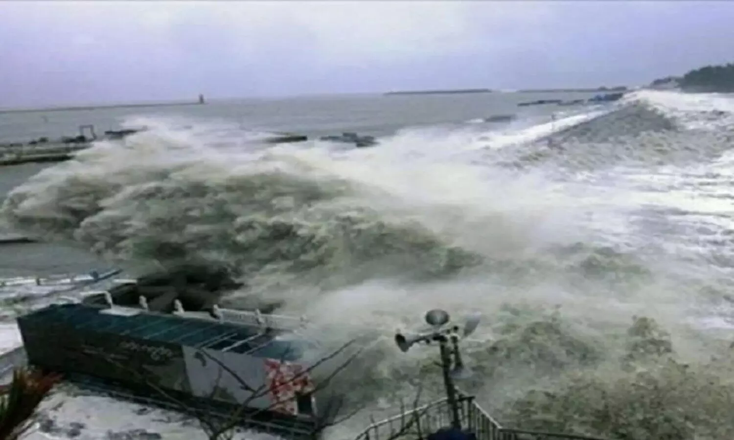 Asani Cyclone: चक्रवात के कारण समुद्र में फंसे मछुआरों की नाव पलटी, बाल-बाल बचे
