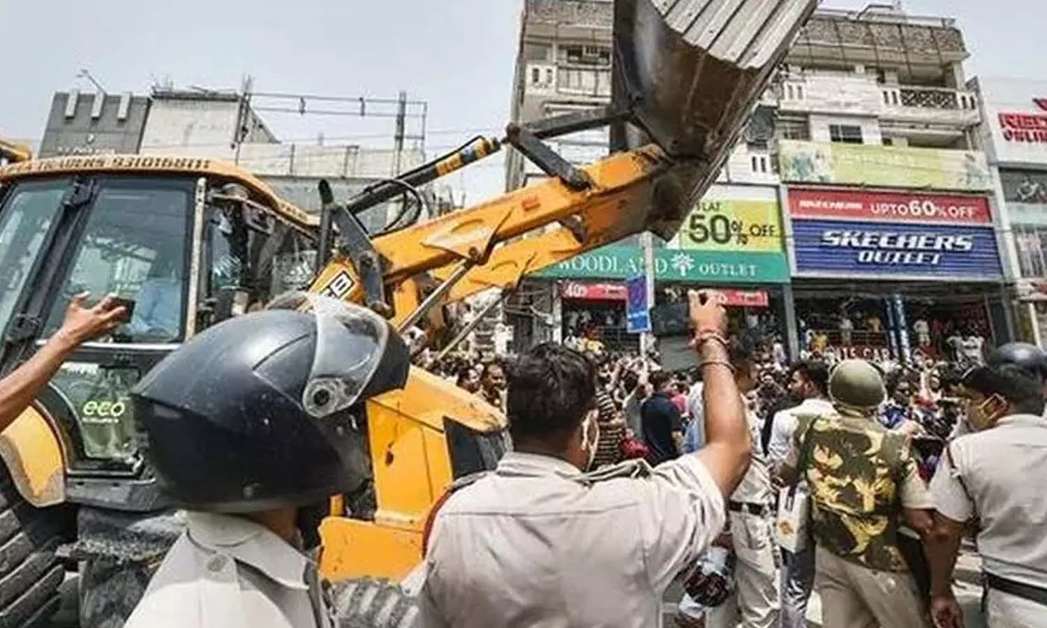 Bulldozer Action In Delhi: Ruckus over anti-encroachment action in Madanpur Khadar, stone pelting on MCD and police team