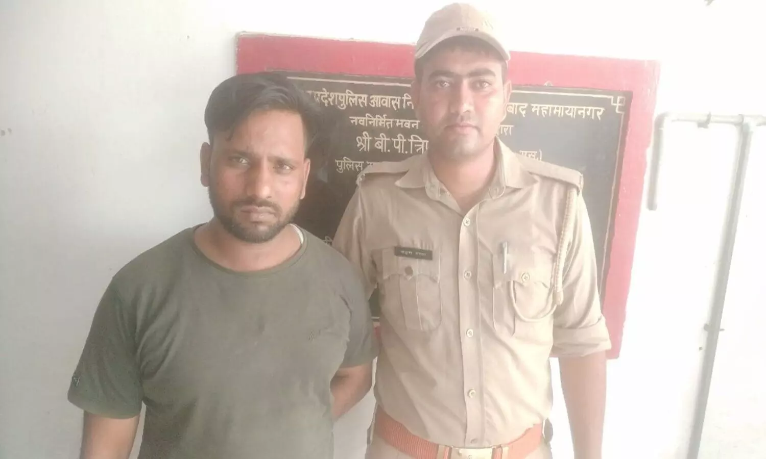 Moradabad: व्हाट्सएप पर डीएम की डीपी लगाकर लोगों से कर रहा था चैट, पुलिस ने दबोचा