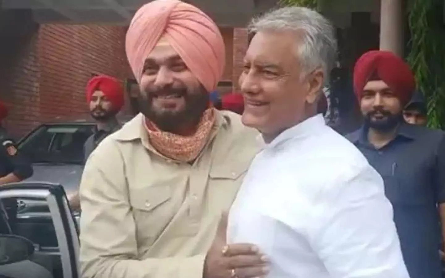 Punjab: Sidhu came in support of Jakhar