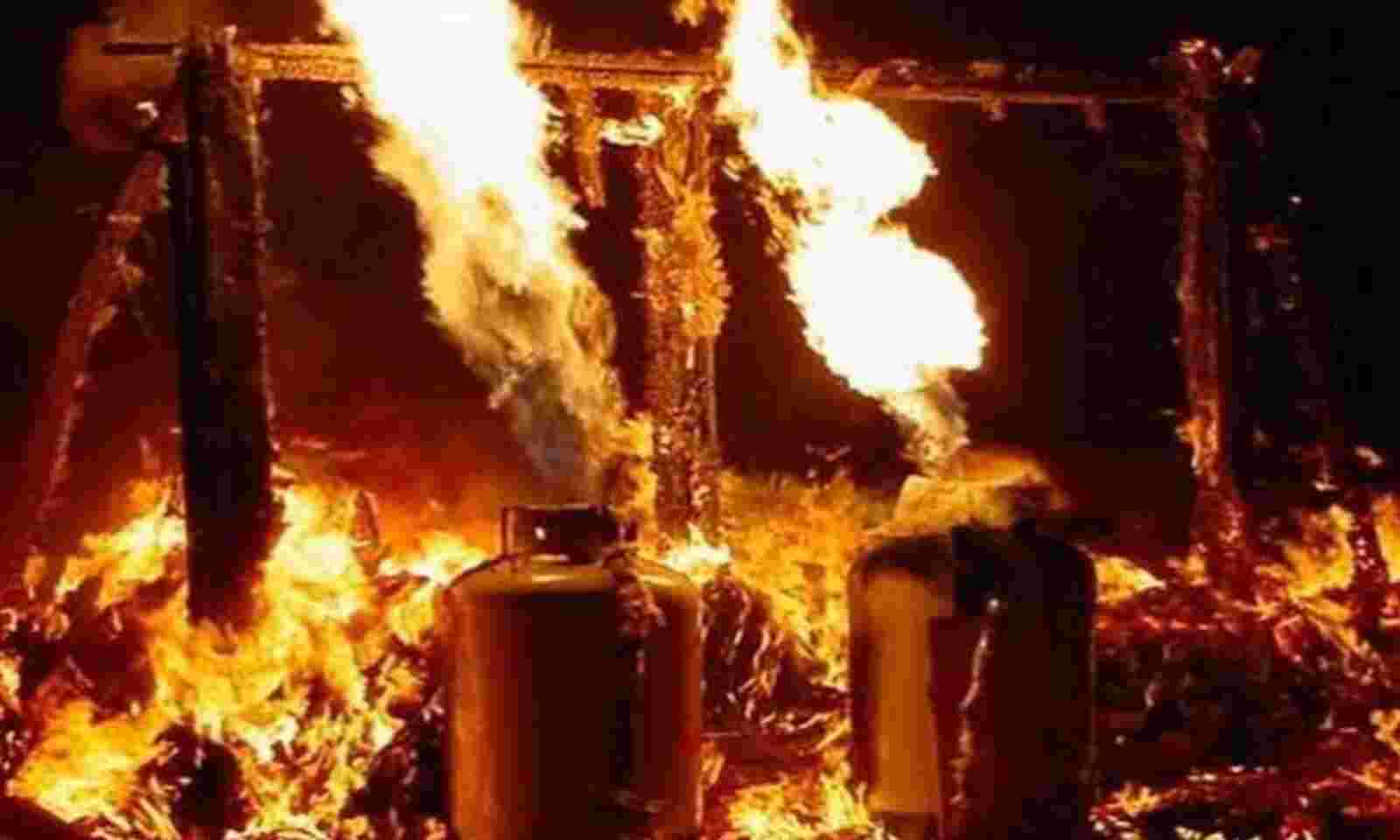 A fierce fire broke out in the gas cylinder blast in Firozabad News In  Hindi | धमाके से हिला फिरोजाबाद: आग में झुलसा परिवार, खाना बनाते समय गैस  सिलेंडर में लगी भयंकर