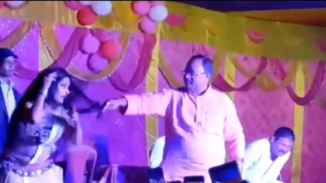 Bihar News JDU MLA Gopal Mandal dancing with bar girls Video viral | Bihar  News : गोपालपुर से जेडीयू MLA गोपाल मंडल फिर चर्चा में, स्टेज पर बार बालाओं  संग लगाए ठुमके |