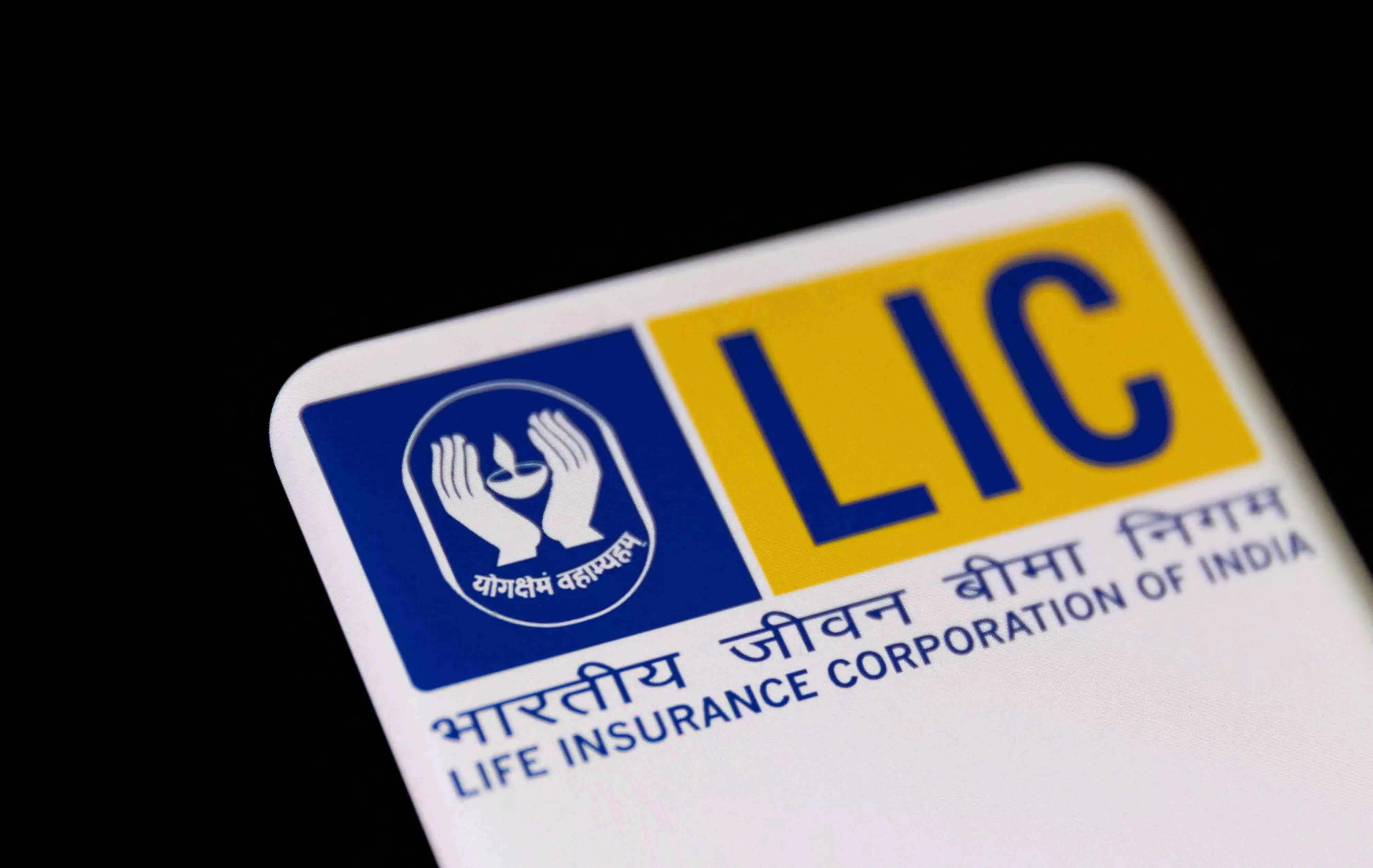 lic ipo investors disappointed share closes below issue price loss of 47000 crore rupees