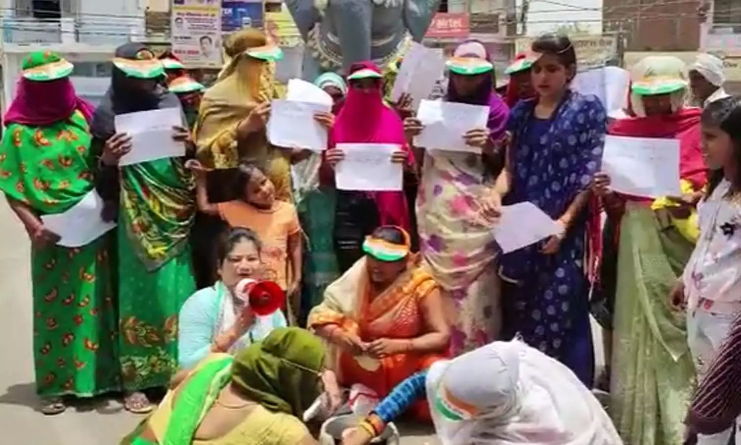 Women Congress protested against rising inflation in Mahoba, made bread on an earthen stove on the middle of the road