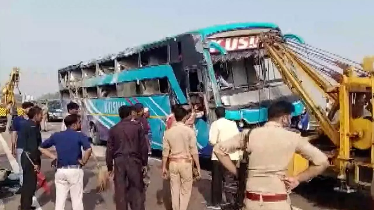 bus accident on agra lucknow expressway in unnao three passengers died 36 injured