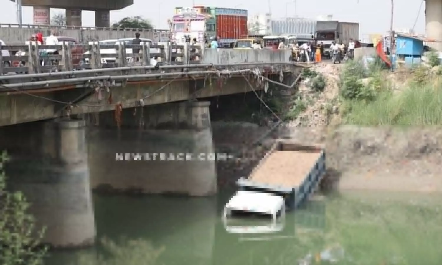truck fell in indira canal