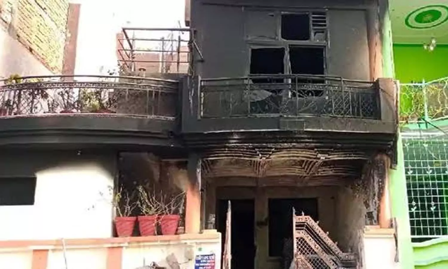 Fire broke out after blast in cable in Jhansi, saved life by jumping on the roof