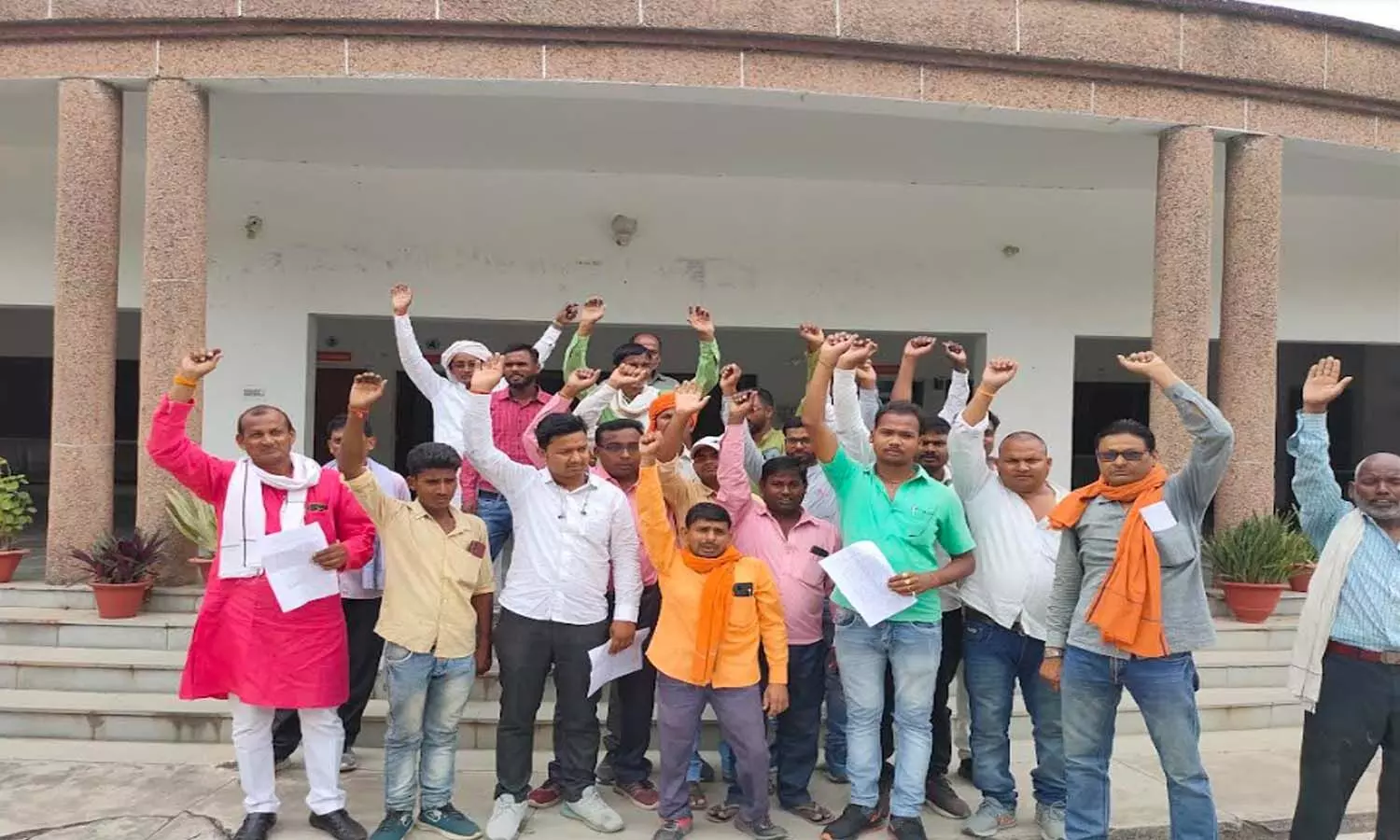 Sant Kabirnagar: BDO accused of corruption, protested demanding removal