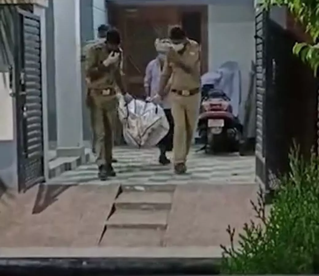 Police with dead body in Lucknow