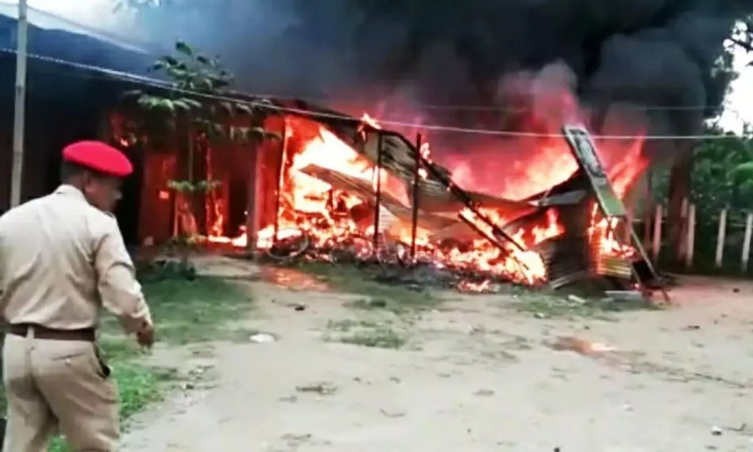 असम में बत्तख पर बवाल: पुलिस हिरासत में एक शख्स की मौत, जला दिया गया पूरा थाना