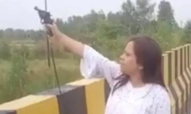 up sultanpur gram panchayat secretary mahima singh firing a pistol video viral