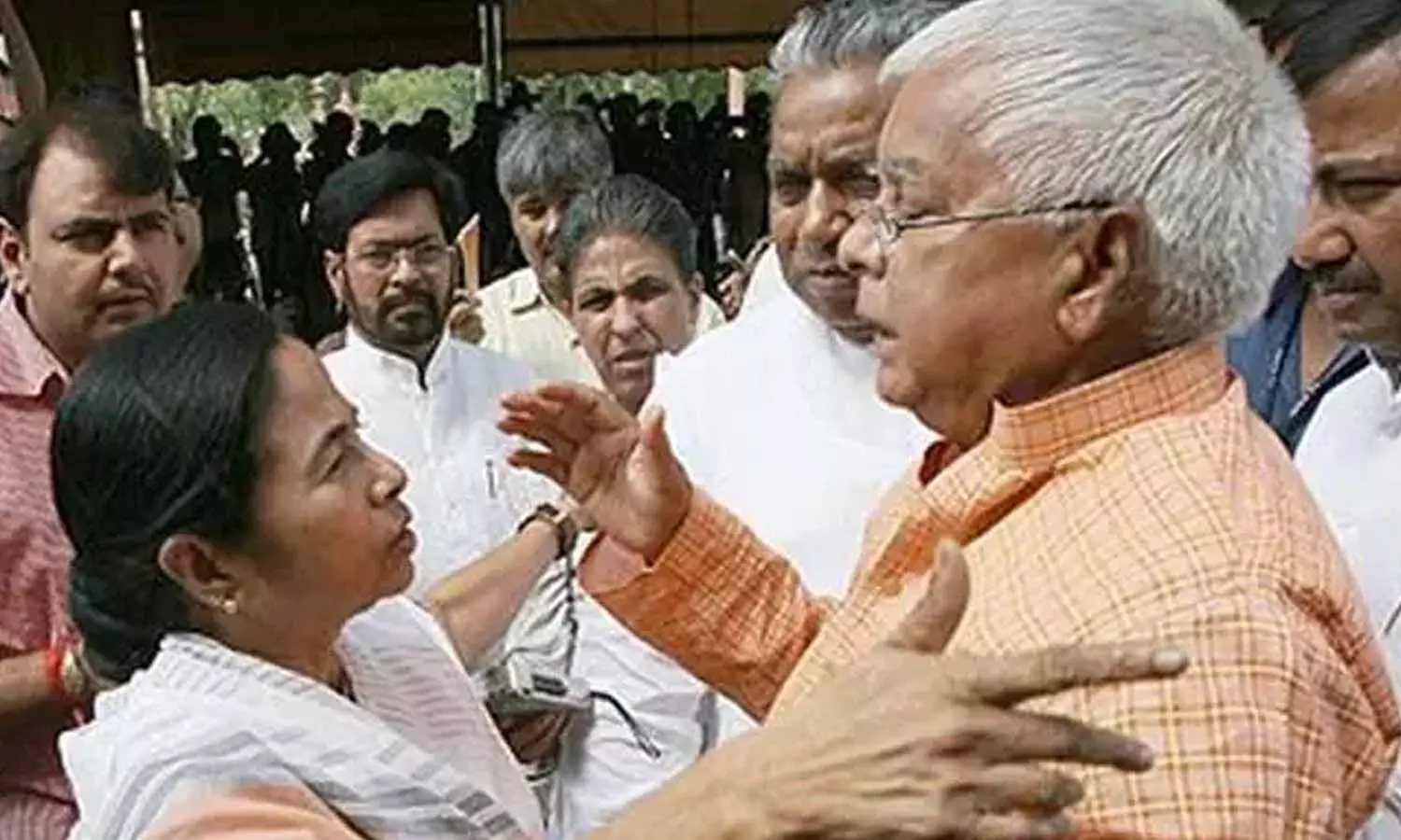 Mamta came out in support of Lalu Yadav, surrounded the central government over the CBI raid