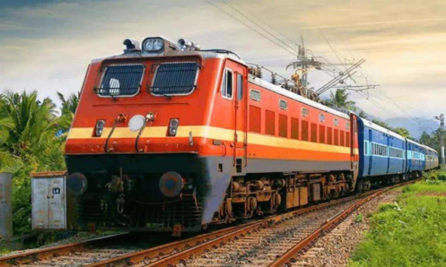 Meerut Lucknow Rajyarani Express