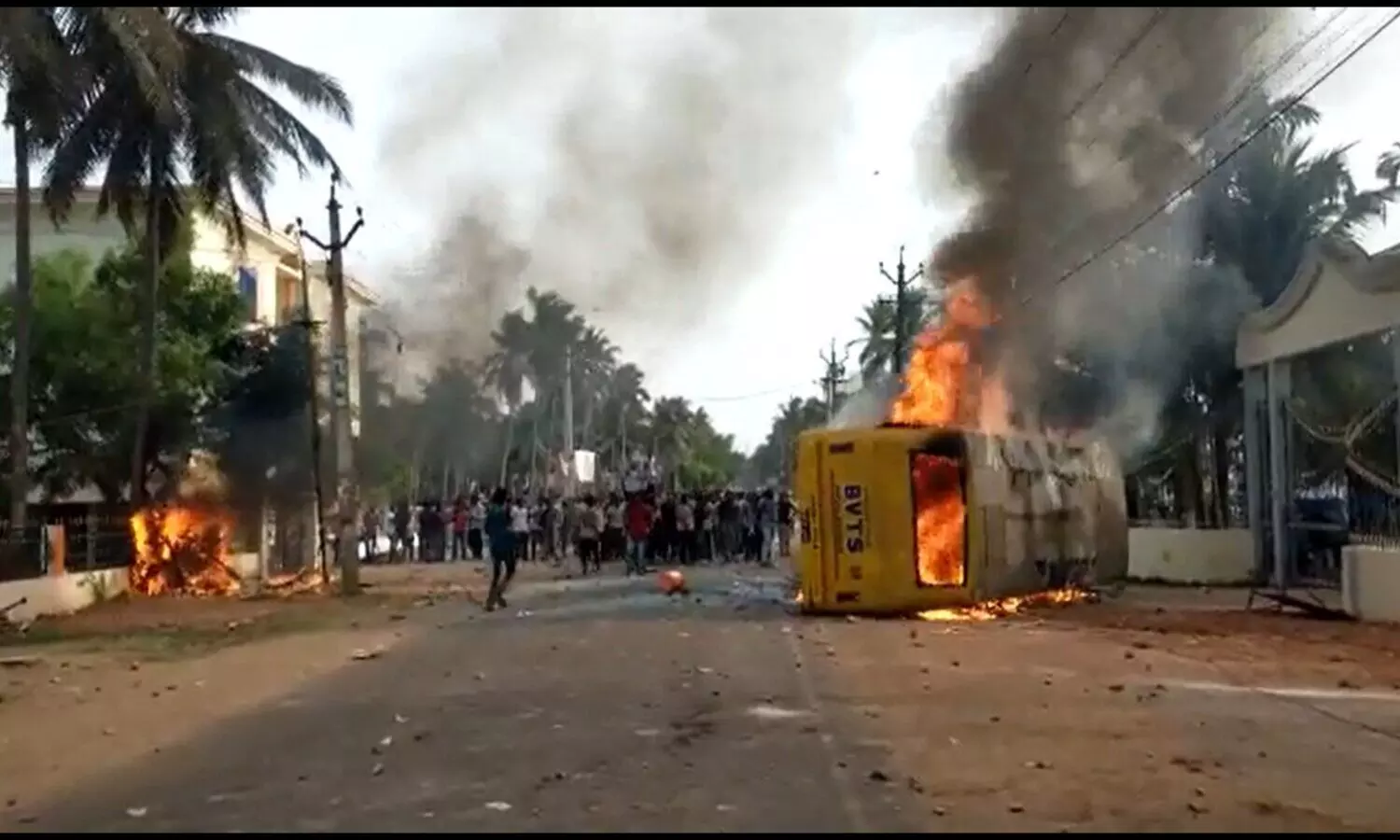 Andhra Pradesh Violence: प्रदर्शनकारियोंं का तहलका, जिले का नाम बदलने पर आगजनी-पथराव, फूंका गया मंत्री का घर