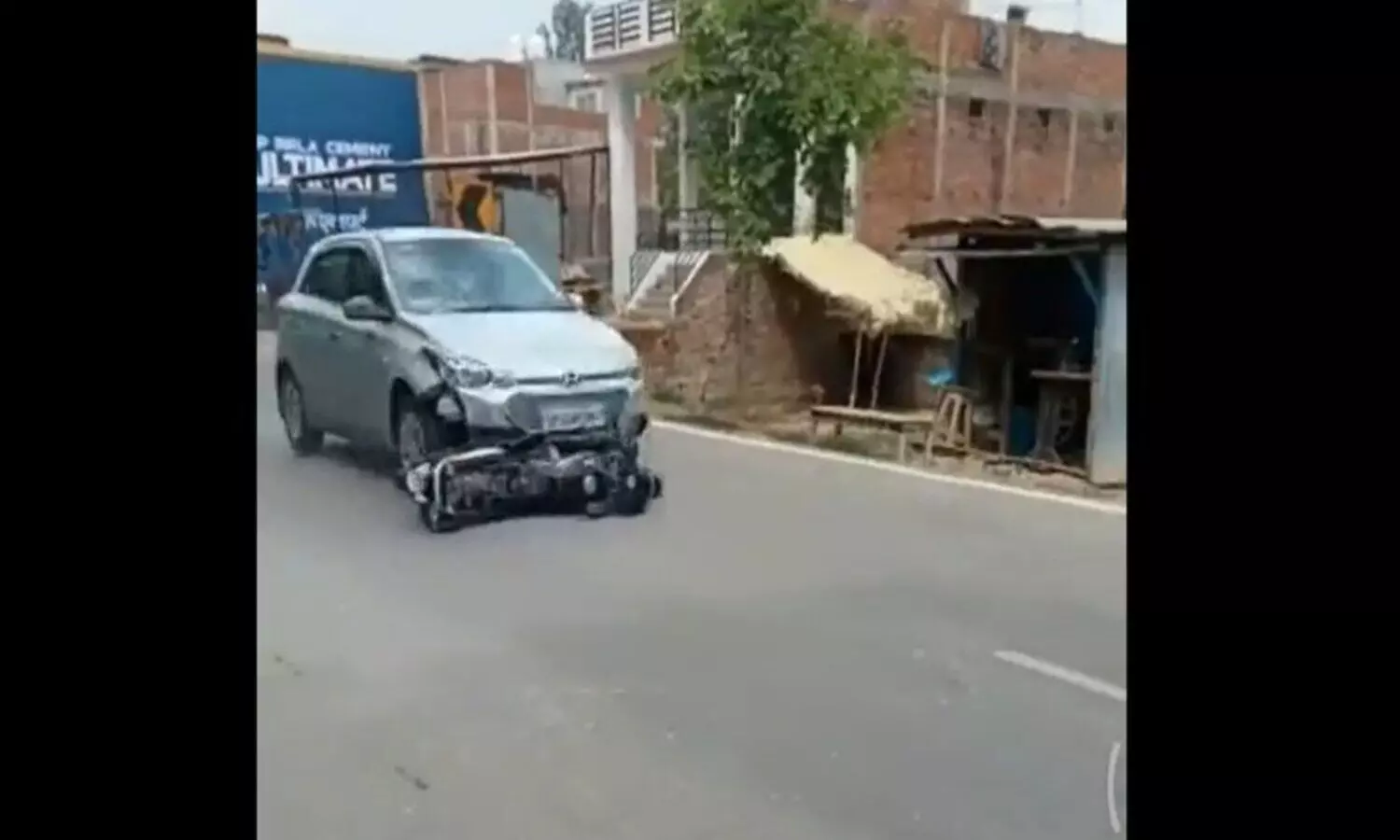 Raebareli Viral Video: देखें कैसे कार घसीट ले गई बाइक सवार को, दिखा खौफनाक मंजर रायबरेली की सड़क पर