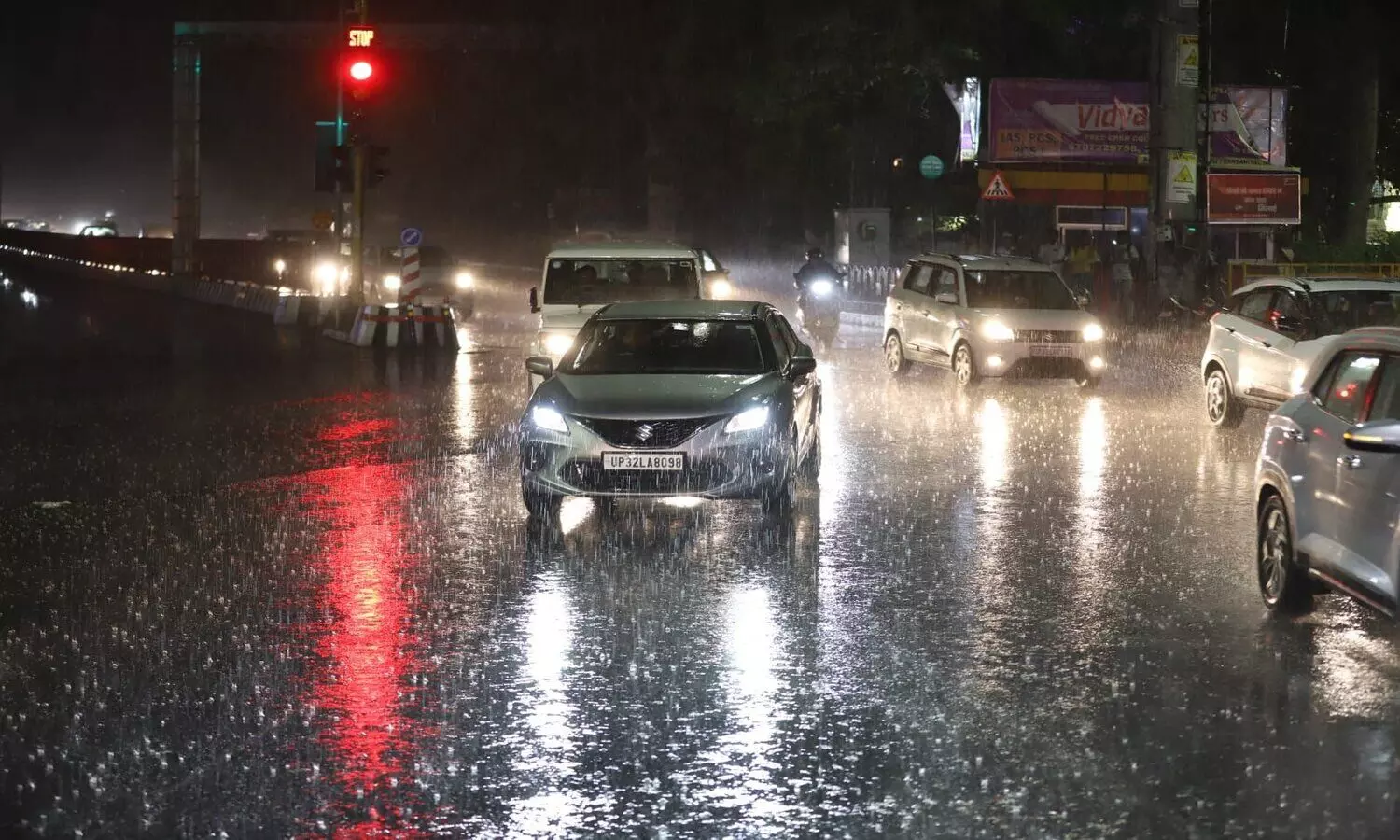Lucknow Rain: लखनऊ के हजरतगंज में हुई झमाझम बारिश, मौसम हुआ सुहाना