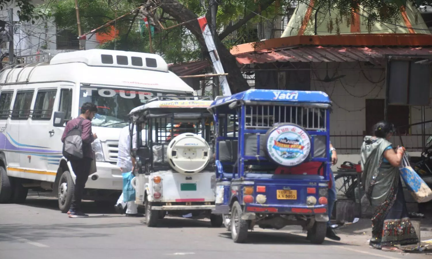 Lucknow News: चौराहों से हटाया तो गली-नुक्कड़ में बनाया बसेरा, इस तरह डग्गामार वाहन तक पहुंच रही सवारी