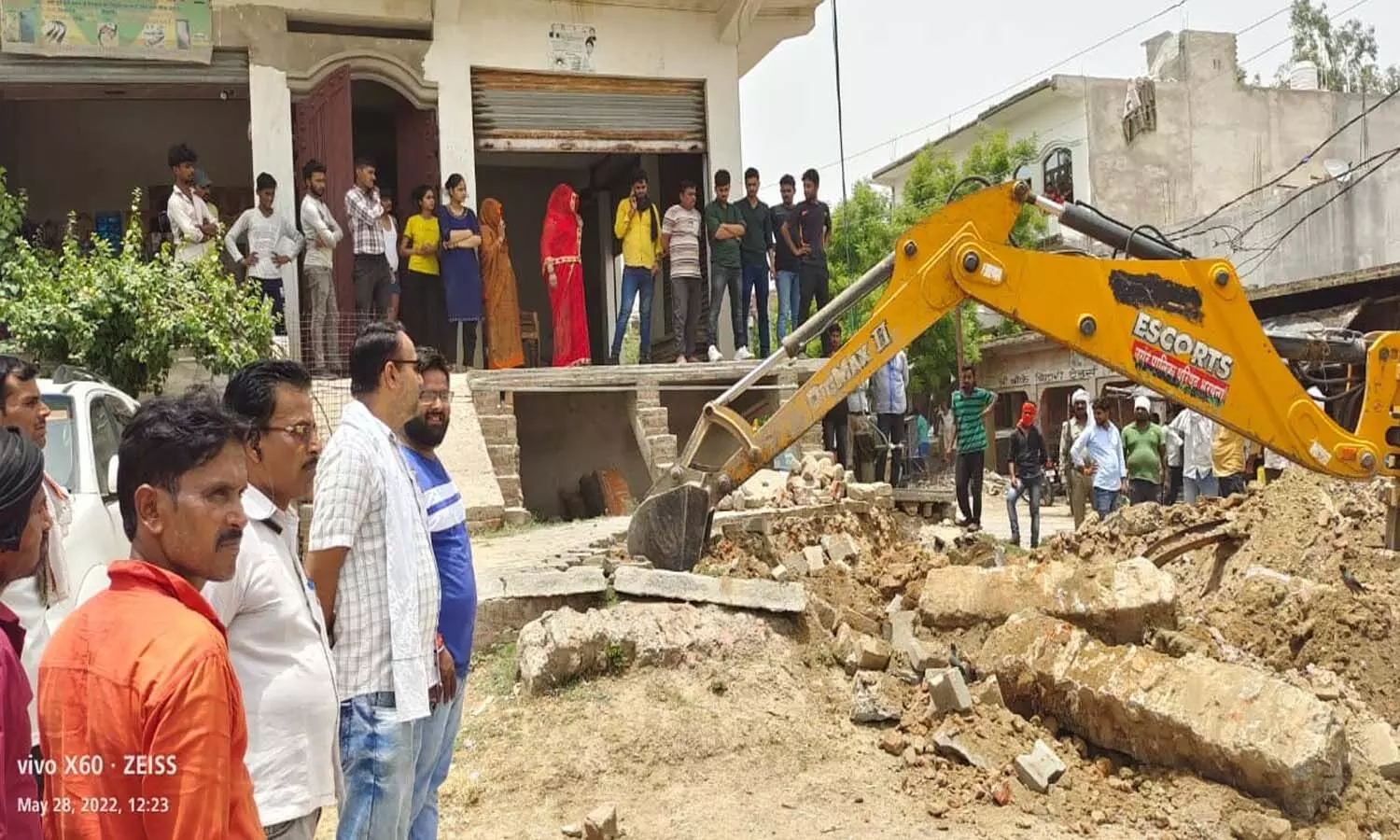 Babas bulldozer demolished in Etawah, illegal possession of SP leaders