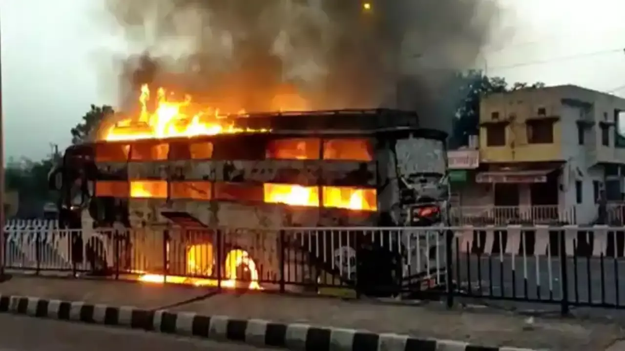 Rajasthan horrific road accident Rajsamand fire broke out travel bus near  Kelwa passengers jumping windows | हाई-वे पर धधकी बस: 70 यात्री सवार थे, खिड़की  तोड़कर कूदे, 1 घंटे तक होते रहे