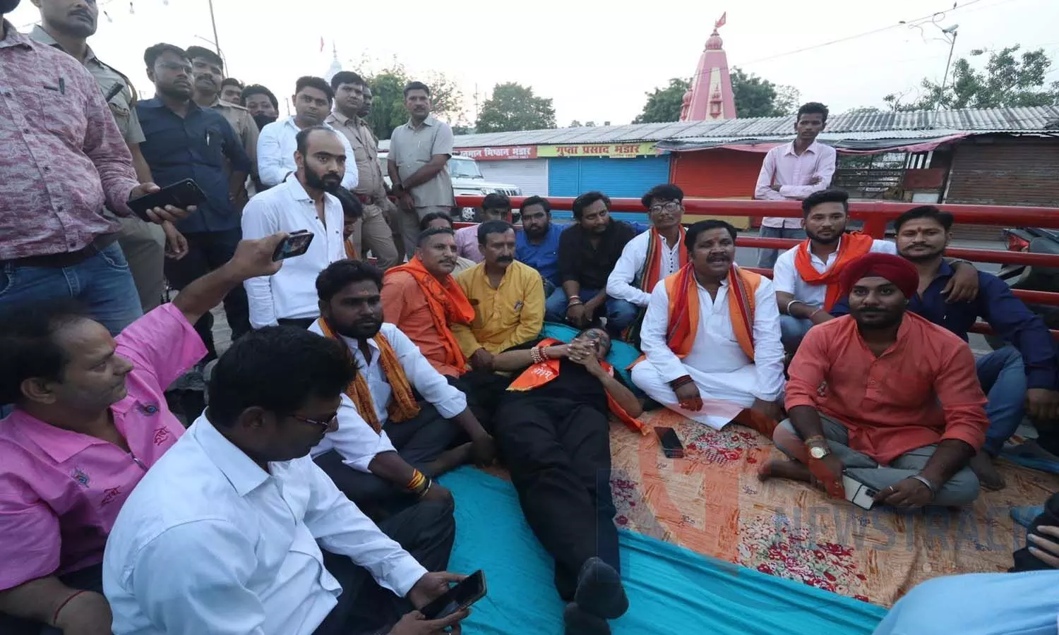 Change of religion Jitendra Narayan Tyagi became lock on the house of Wasim Rizvi, demonstration in front of Hanuman Setu