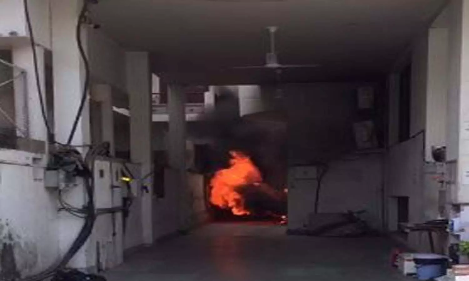 Sarojininagars Banerjee Diagnostic Center caught fire, school children did the rescue, getting a lot of praise